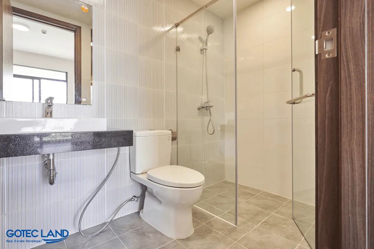 Các trang thiết bị nhà tắm đều có màu trắng sáng với kiểu dáng hiện đại, sàn được lát gạch ceramic chống trơn trượt
